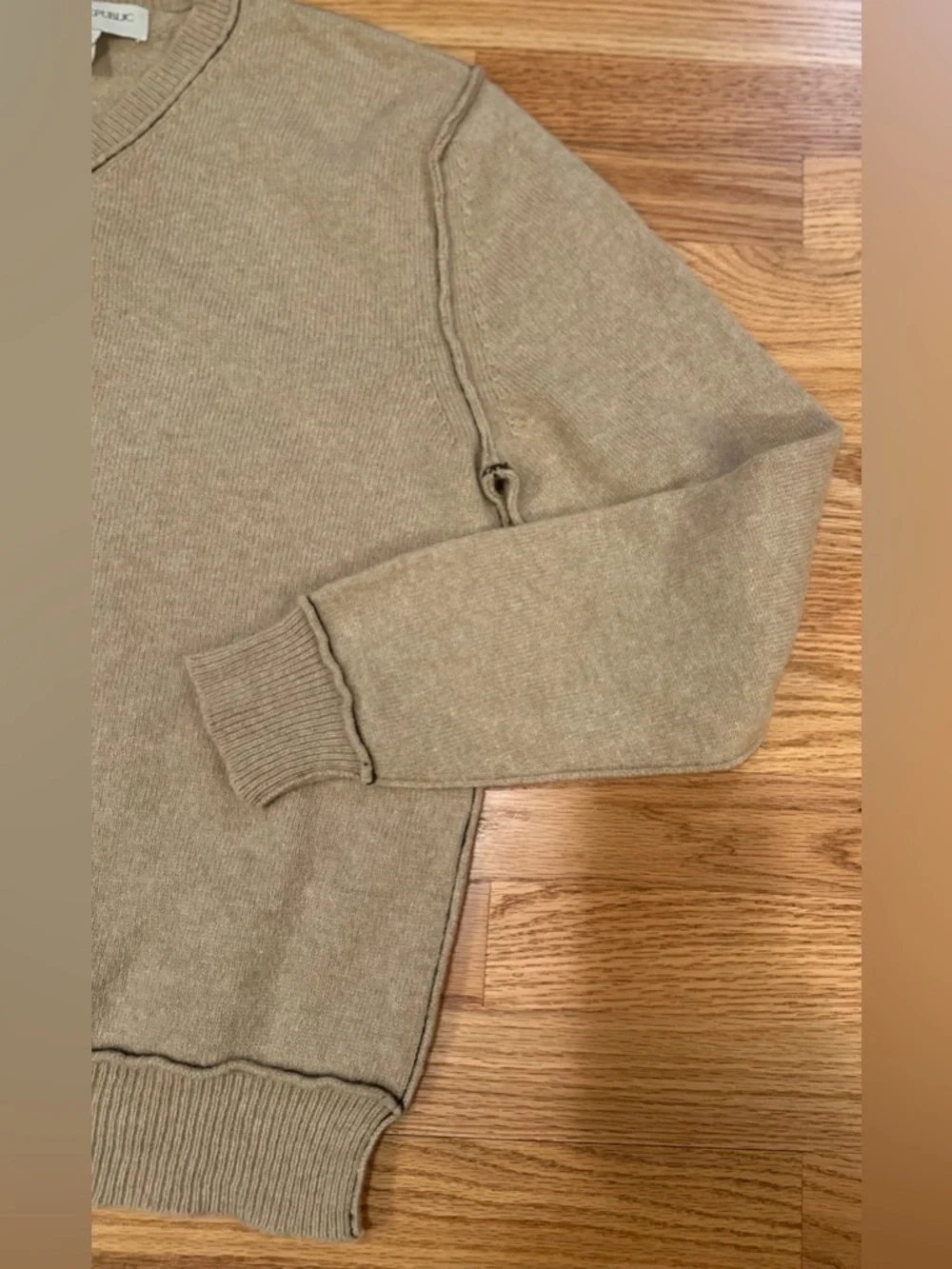 Banana Republic 100% Lambswool Sweater Minimalist Mens Med Tan V-Neck Classic